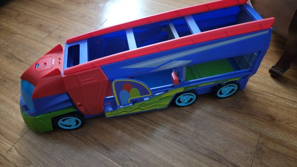 PJ Mask 2 in 1 Mobile HQ play set.