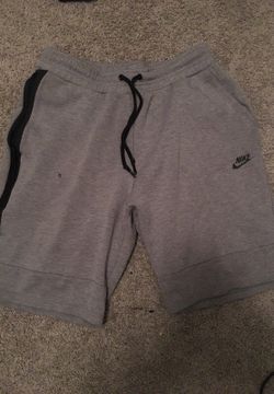 Men’s large Nike Tech fleece shorts !! So clean!!!