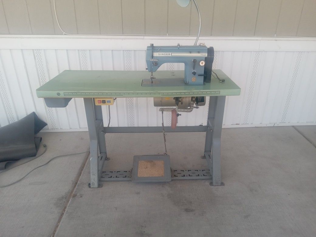 SINCLAIR PROFESSIONAL 20-33 SEWING MACHINE