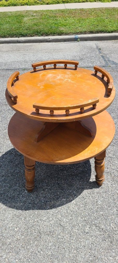 Vintage Colonial Bassette solid wood Maple round 2 tier end table table w/ intricate border, top is 26", bottom 28"