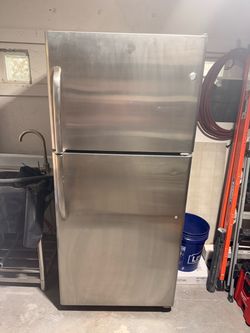 GE refrigerator- Freezer