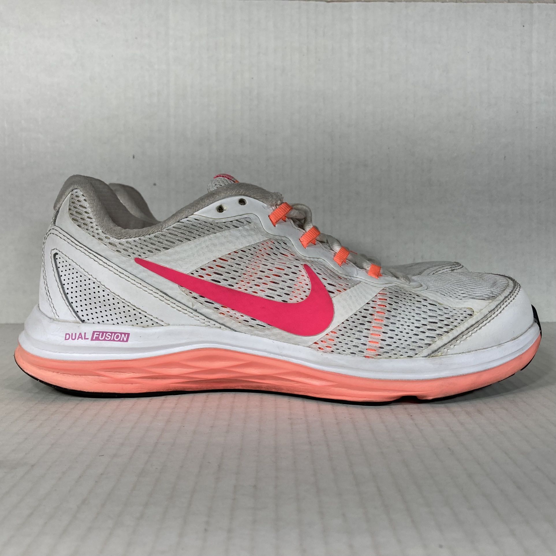 Nike Dual Fusion Run 3 Size 8 Womens Shoes White Pink Athletic Running for Sale in Tempe, - OfferUp