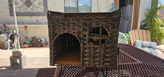 **Wicker 2-Tier Cat House**