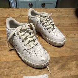 Child size 5Y white Nike tennis shoes