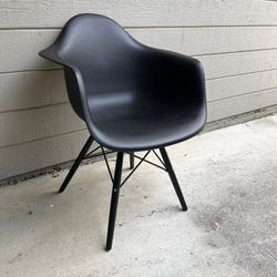 Modern Black Arm Chair 