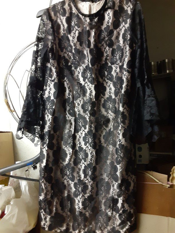 Beautiful Black Lace Lined Dress extra Long Sleeves