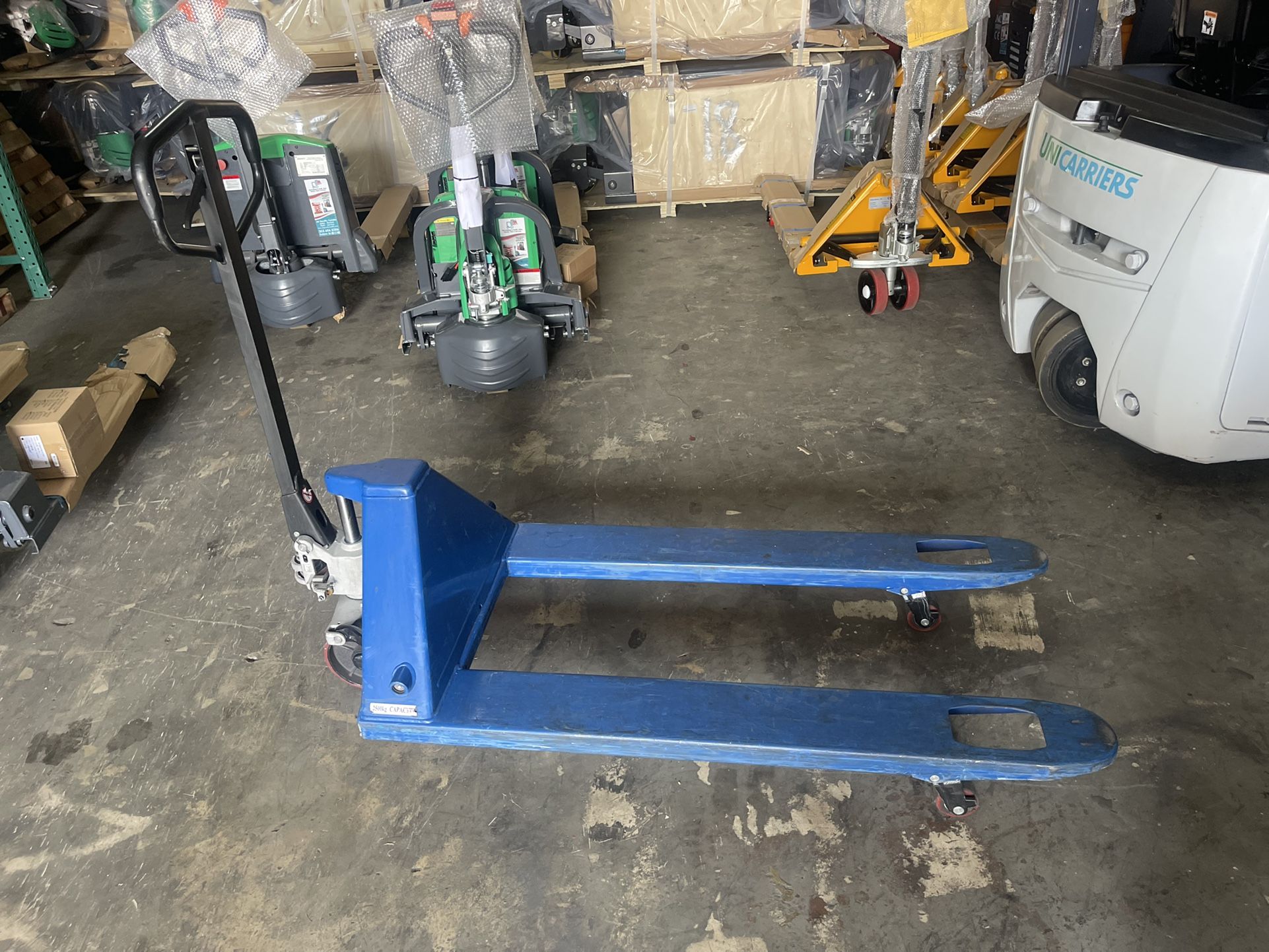 Used Manual Pallet Jacks 5500lbs Capacity 27x48 for Sale in Hialeah, FL