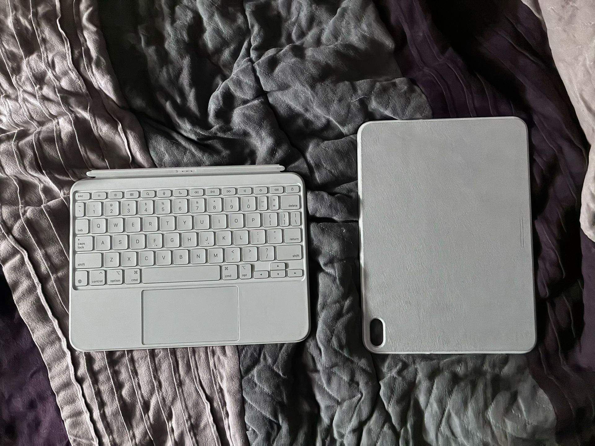 iPad 2022 10th Gen Folio keyboard/case