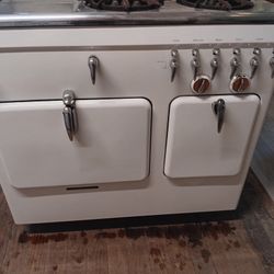 Vintage Gas Stove. In Perfect Working Condition.