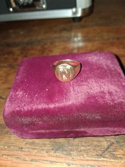 Gold ring n