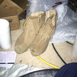 Women’s Size 7.5 ,tan with Fringe.