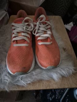 Tenis anaranjados.