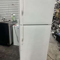 Top Freezer 28” Refrigerator Apartment Size