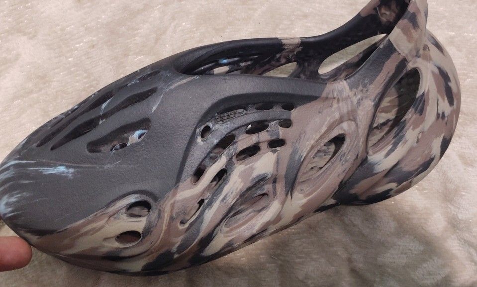 Adidas Yeezy Slides Size 9