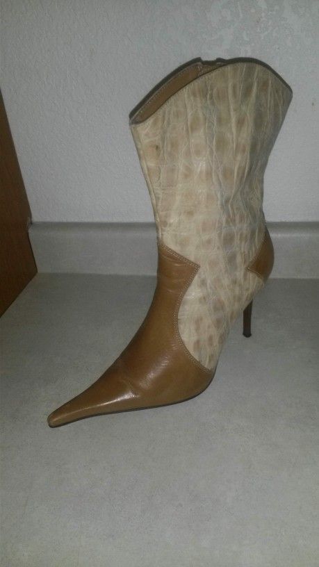 Women's Cowboy / Cowgirl Boots. Size 9. Super Pointy. Mid Calf. Low Heel. Stylish.