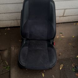 01-05 Is300 Passenger Seat