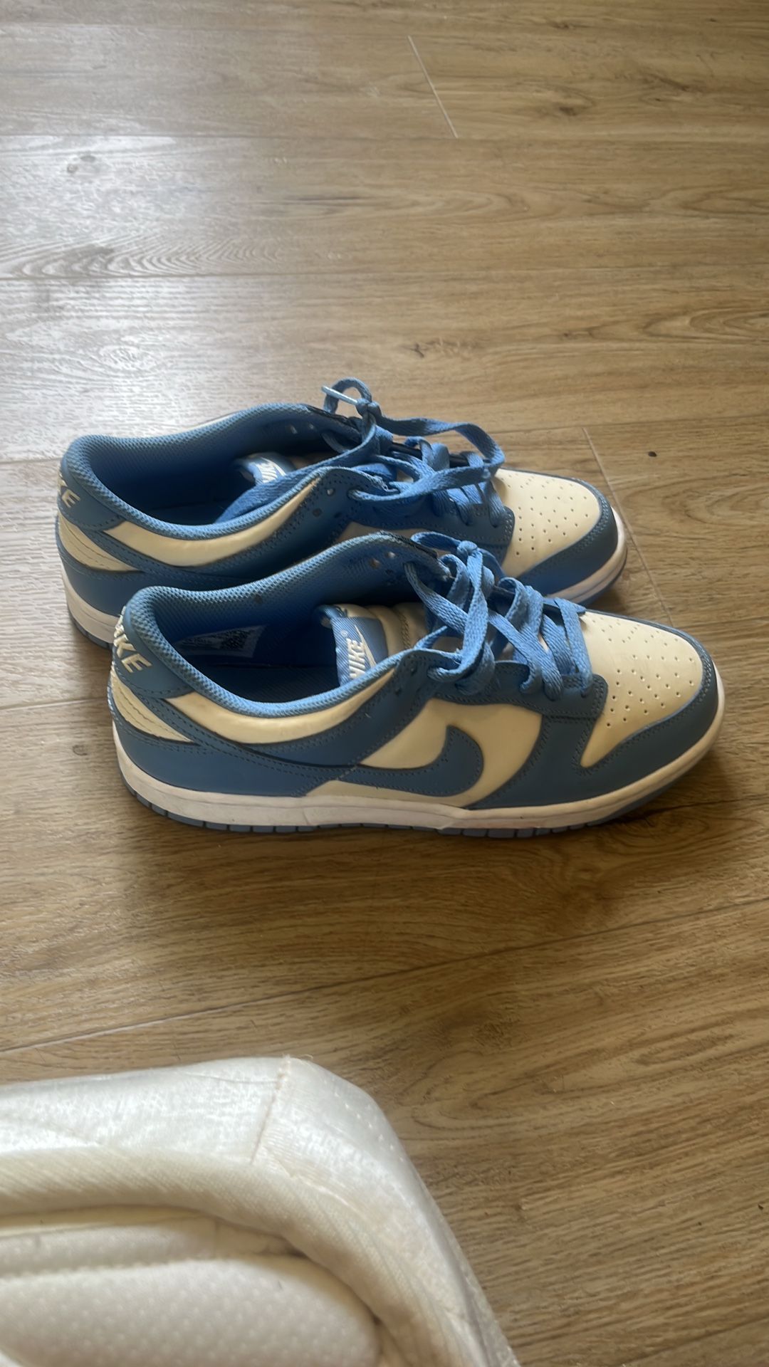Nike low dunks UNC 7Y