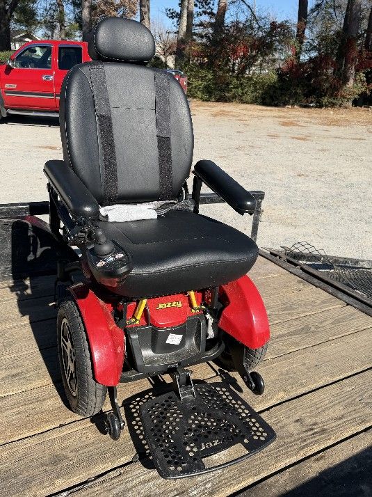 Pride Jazzy EVO 614HD power wheelchair.