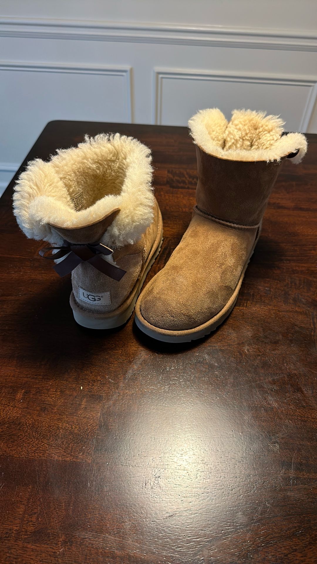 Women Uggs Midsize Boots Size 8 Barley Worn 