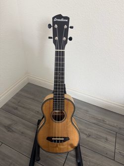 Breedlove Pursuit EX CU S Myrtle Ukulele