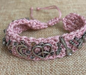 Pulsera Boho de Crochet Rosa con Dijes Plateados Amuleto de la Paz y Amor