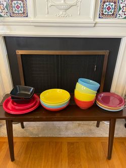 Modern Colorful Dish Set – Dinner Plates, Pasta Bowls & Serving Bowls – Like New