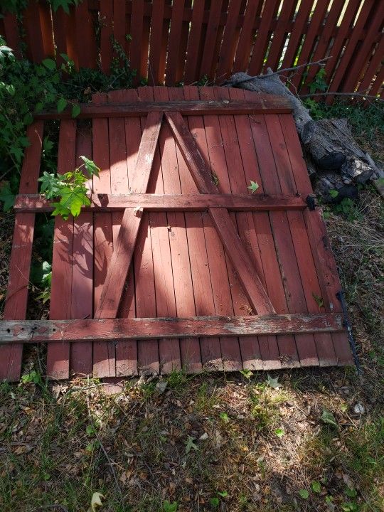 Cedar Fence Panels. 8 Panels, 1 Gate 5 Feet Tall