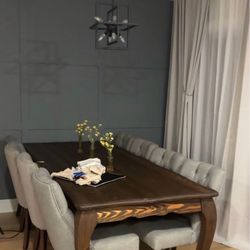 Selling a set of 6 dining chairs