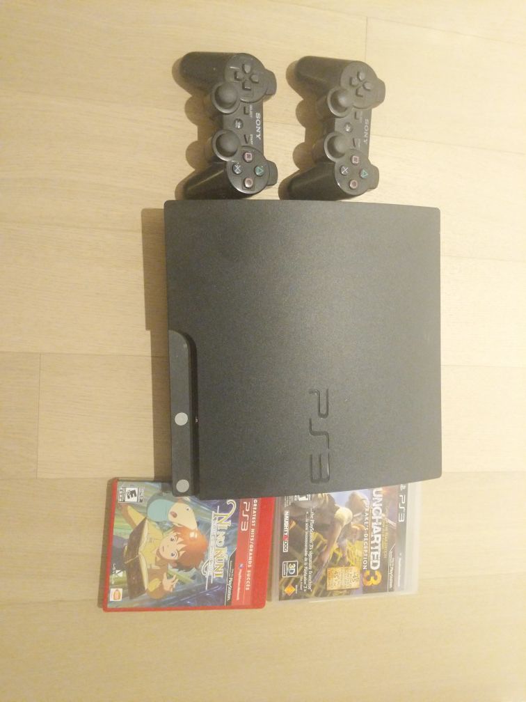 Playstation 3 Slim 320 GB Console with 2 games + 2 controllers