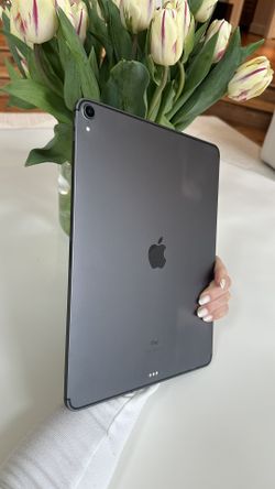 2018 iPad Pro 12.9in WiFi- Black W/case