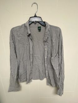 Wild fable gray & white striped button up top 100% rayon flannel button up top size L