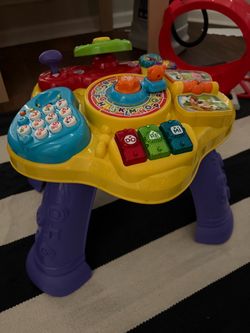 Baby toddler table / plays Spanish and English