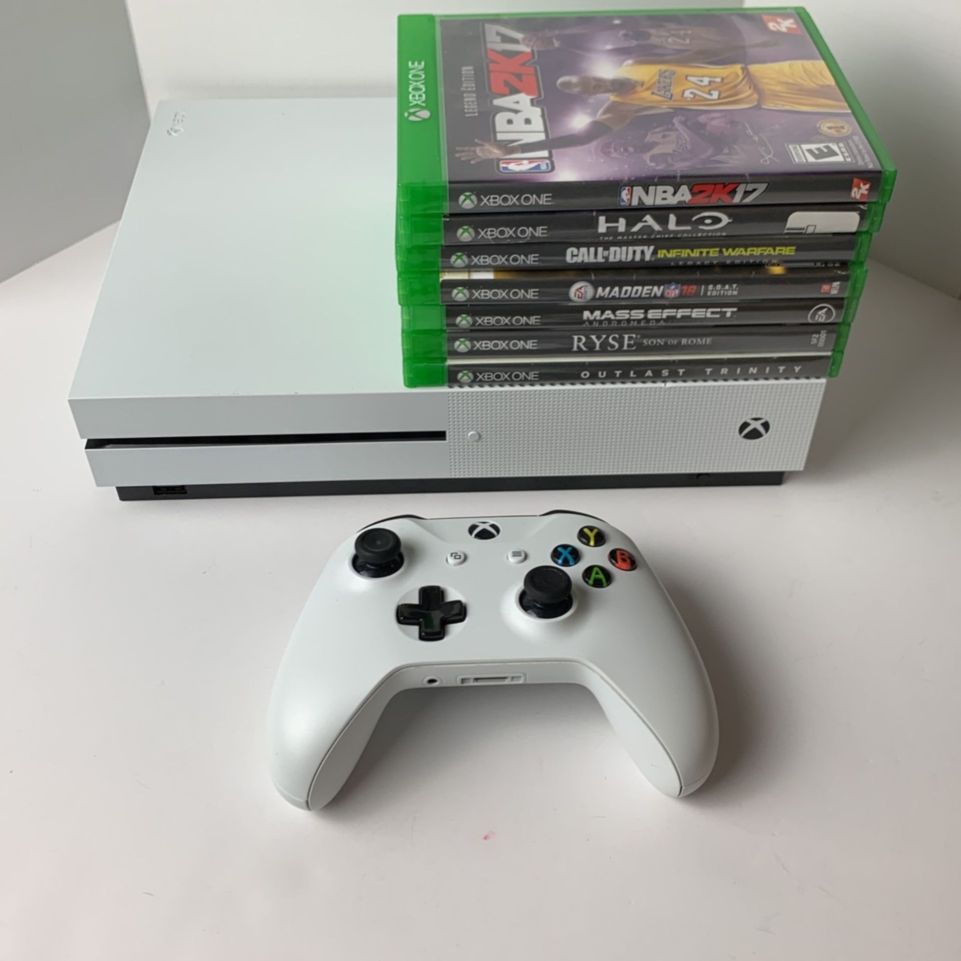 Xbox One S 1tb W/ 7 Games