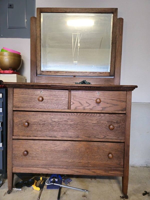 1800s Antique Dressor And Mirror. $100