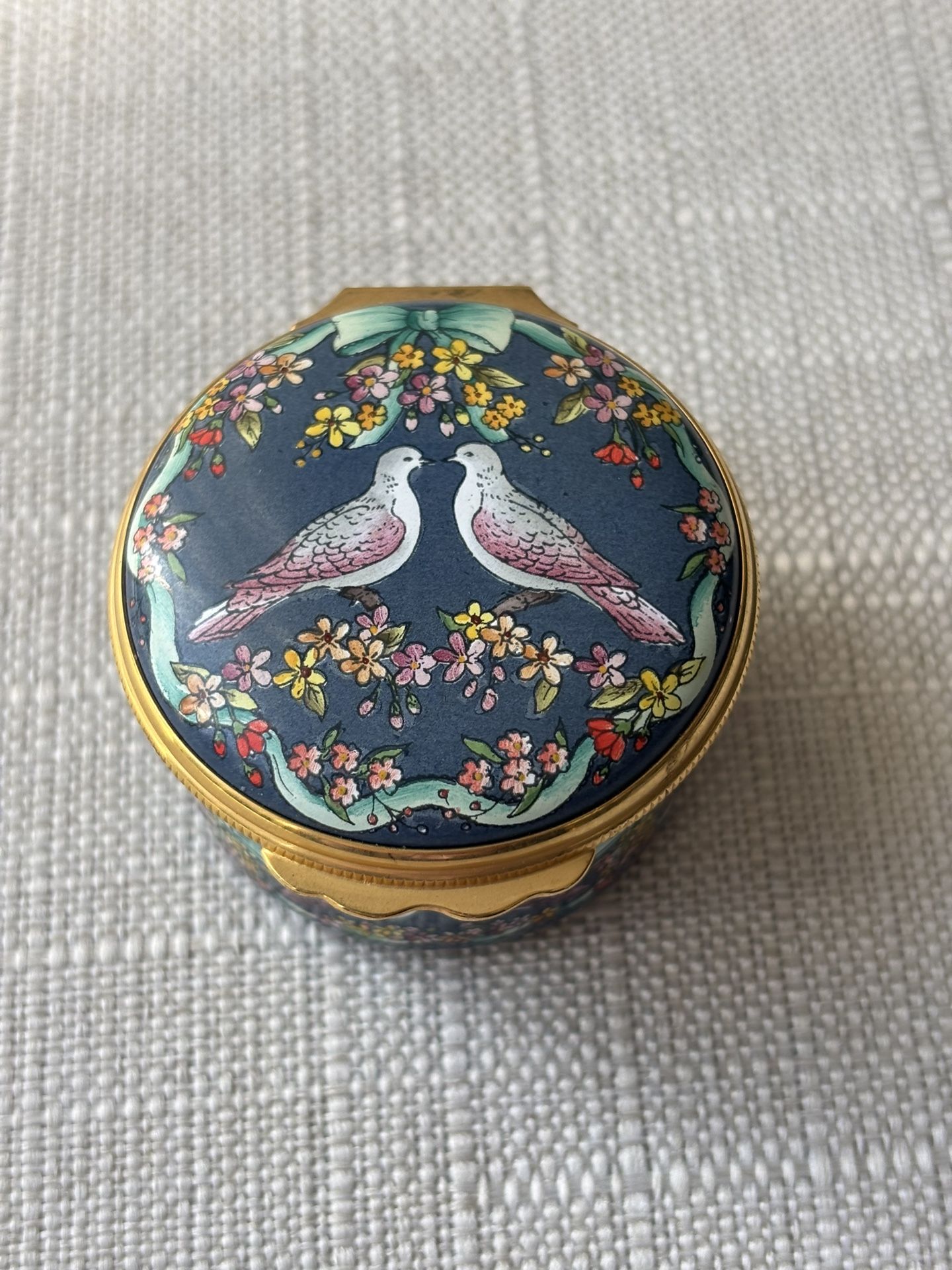 Halcyon Days enamel trinket box featuring two doves.