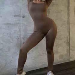 Brand New long sleeve bodysuit .𝙰𝚟𝚊𝚒𝚕𝚊𝚋𝚕𝚎 in Large