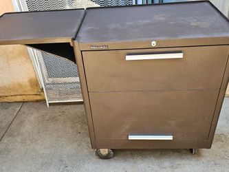 Kennedy roll away tool box, has keys
