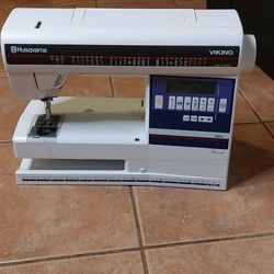 Husqvarna Viking 425 Freesia Sewing Machine 