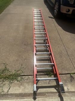 24ft Fiberglass Extension Ladder - Great Condition with Rope & Pulley