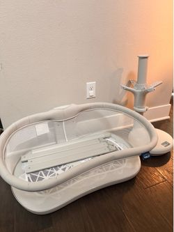 HALO BassiNest Swivel Sleeper – Excellent Condition