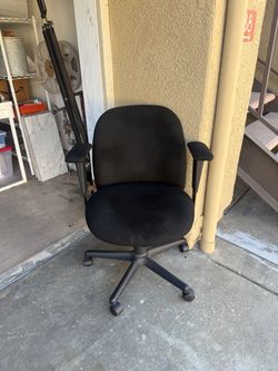 Black swivel chair