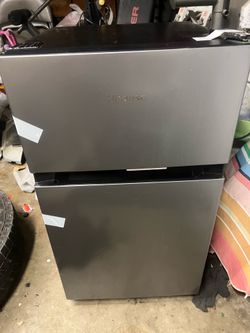 Hisense 3.1-cu ft Mini Fridge with Freezer ( Sliver ) ENERGY STAR