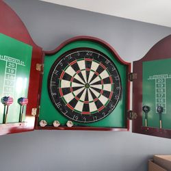 Dart Board With 4 Sets Of Darts 