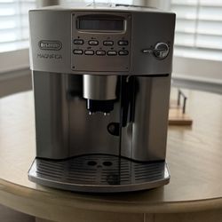 Delongi Magnifica Expresso Late Coffee Maker