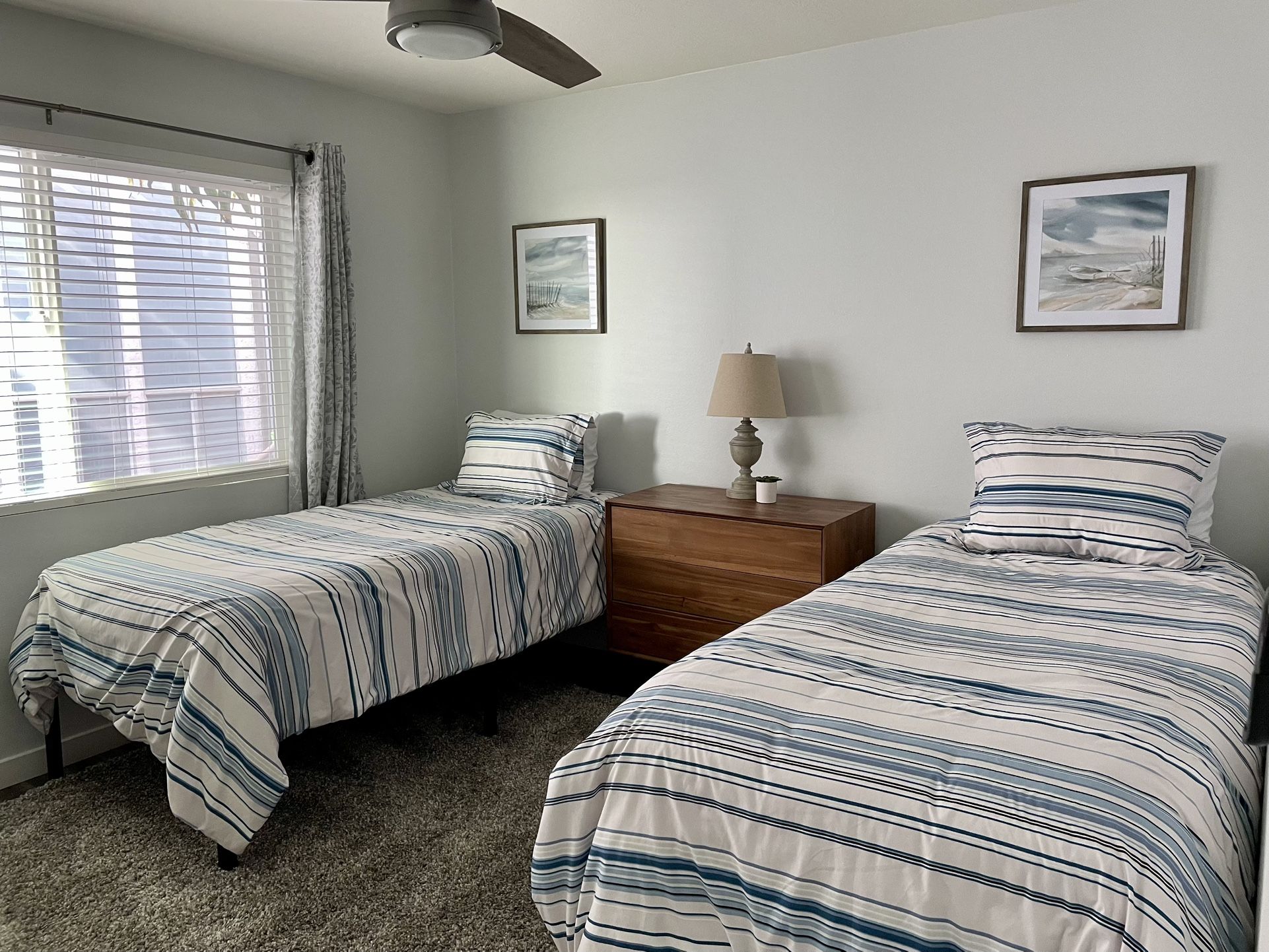 4 Twin Beds With Frames And Linens