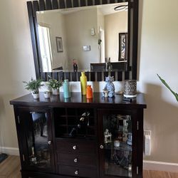 Dinning Room Buffet/Bar