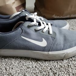 Mens Nike Shoes Size 9