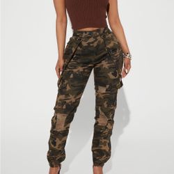 Women’s Camo Pants Size 1x BRAND NEW! Never Worn 