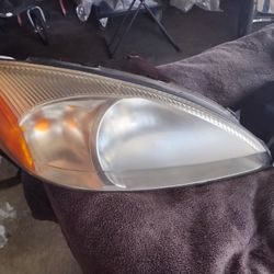 Headlights For A 2000 To 2007 Ford Taurus 