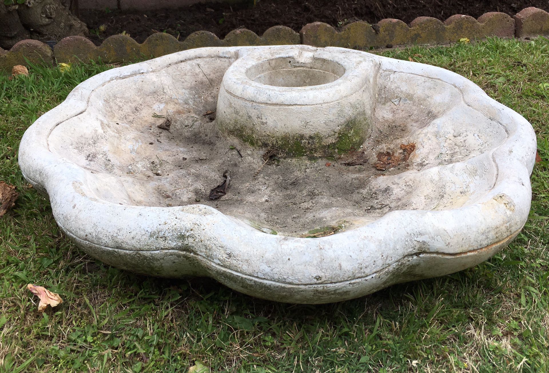 Concrete Clam Shell Fountain Basin, Cement Scallop Garden Decor